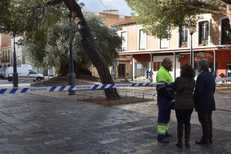 Sierra y Rivero junto a los operarios en la Plaza
