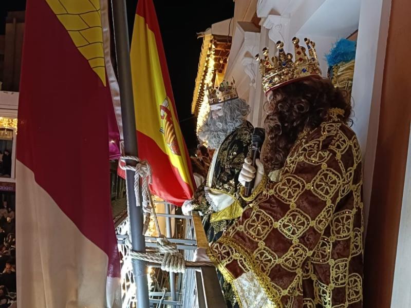 Sus majestades los Reyes Magos en el balcón del Ayuntamiento