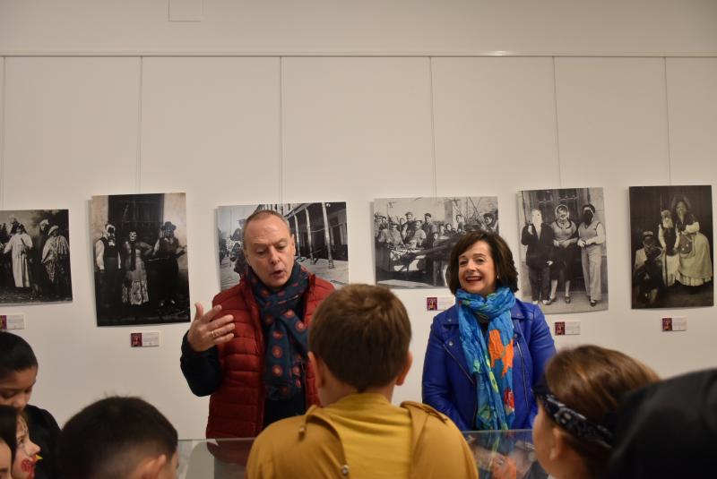 Sánchez-Mantero y Loro reciben al alumnado en la exposición II Máscara Guarrona