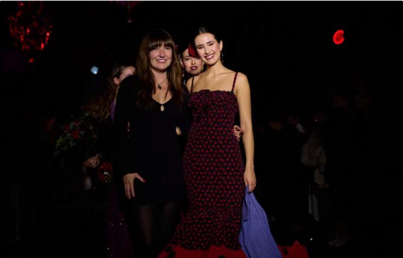 Elvira Pérez de Madrid con modelo en la pasarela 