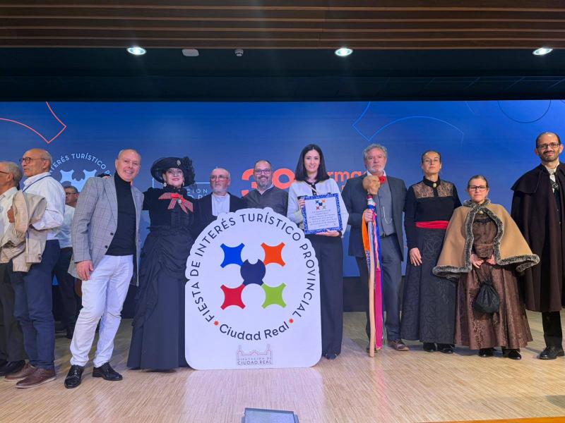 Lourdes Rodríguez de Guzmán, concejala de cultura; Jesús Sánchez-Mantero, historiador local e integrantes de la Asociación Folklórica Virgen de las Cruces