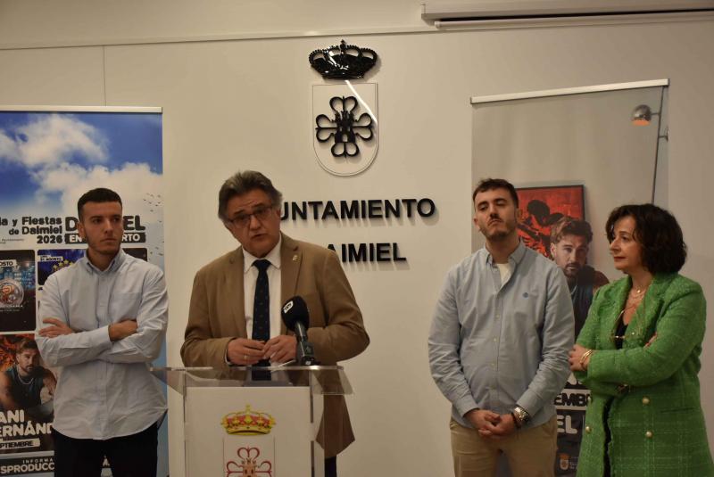 Leopoldo Sierra, alcalde de Daimiel junto a Alicia Loro, concejala de Festejos y los promotores de Sysproducciones Ismael y Marco Heredia