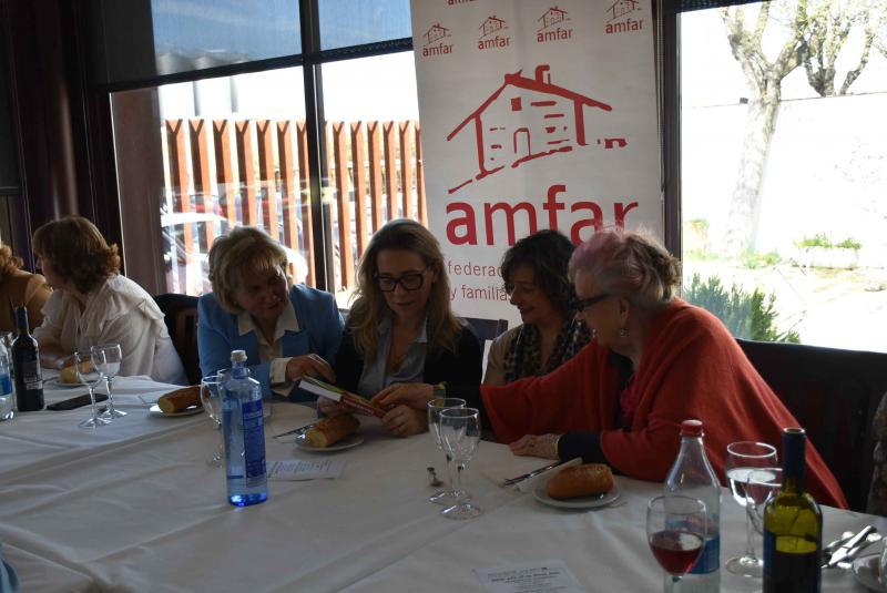 Luisa Velázquez, presidenta de AMFAR Daimiel, Lola Merino presidenta nacional AMFAR, Alicia Loro concejala de igualdad de Daimiel y la autora Luisa Gil Cardillo