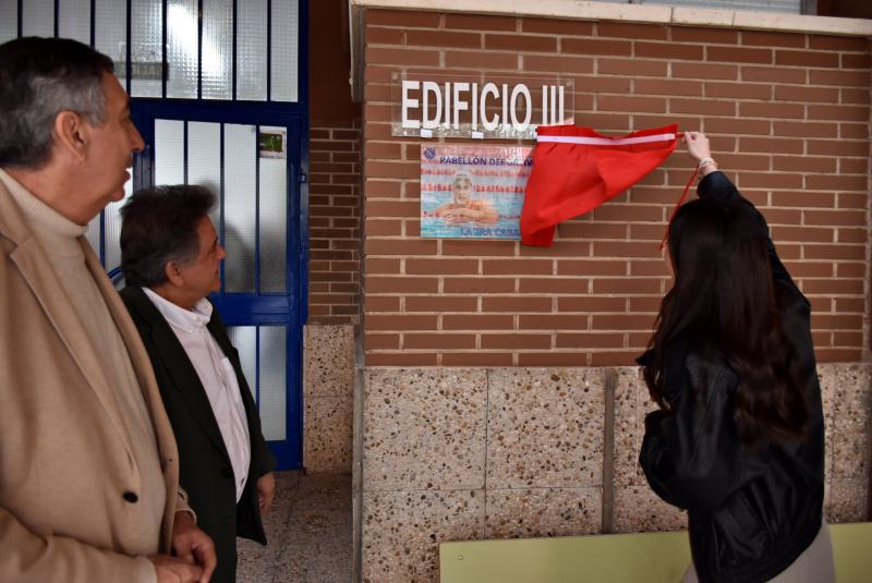 Laura Cabanes descubriendo la placa del Pabellón del IES Juan D'opazo