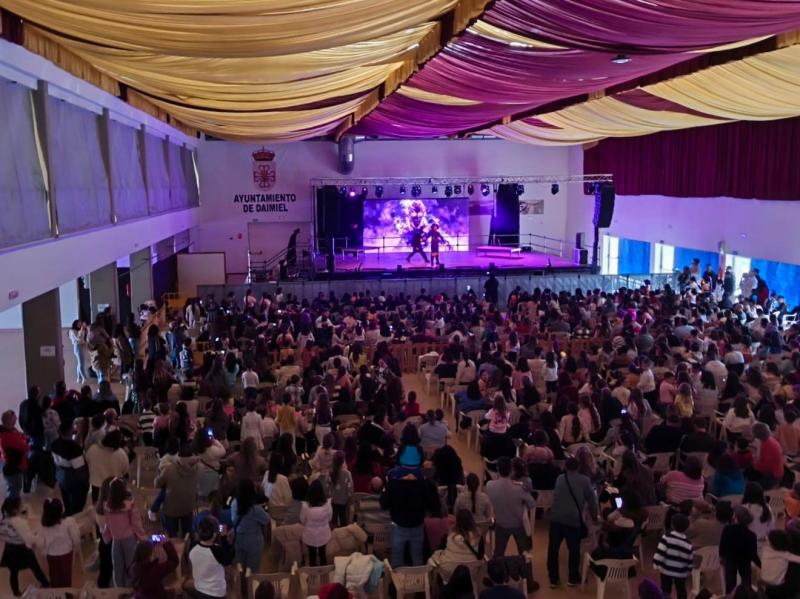 Numeroso público familiar en el espectáculo