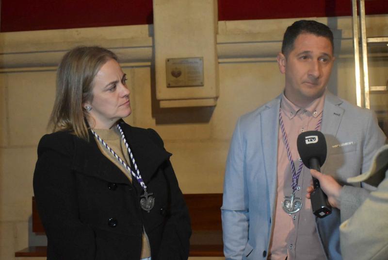 Verónica Sánchez, presidenta elegida de la cofradía de los Blancos, y Roberto Caraballo, anterior presidente