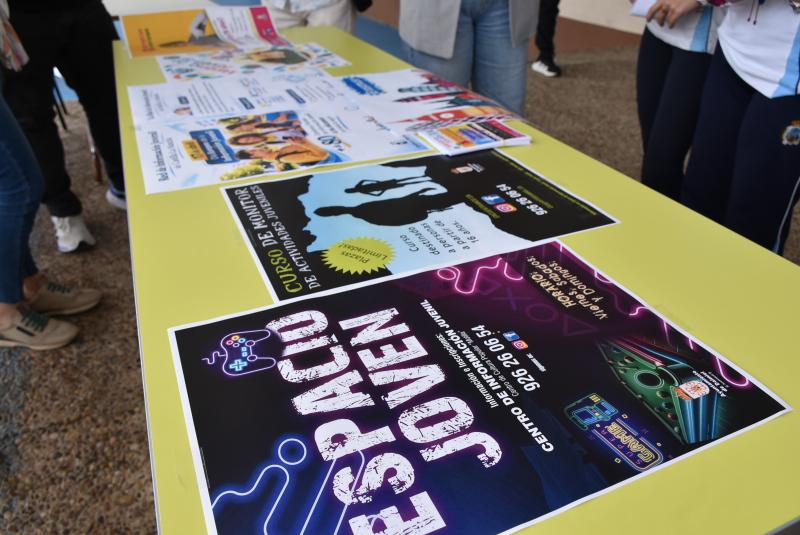 Cartelería sobre el día del Informador Juvenil en el colegio Divina Pastora 