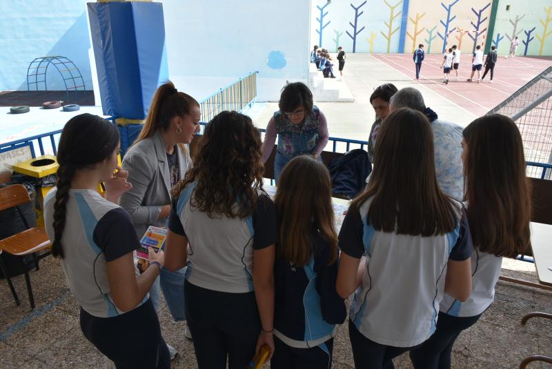 Actividad sobre el día del  Informador Juvenil en el colegio Divina Pastora 