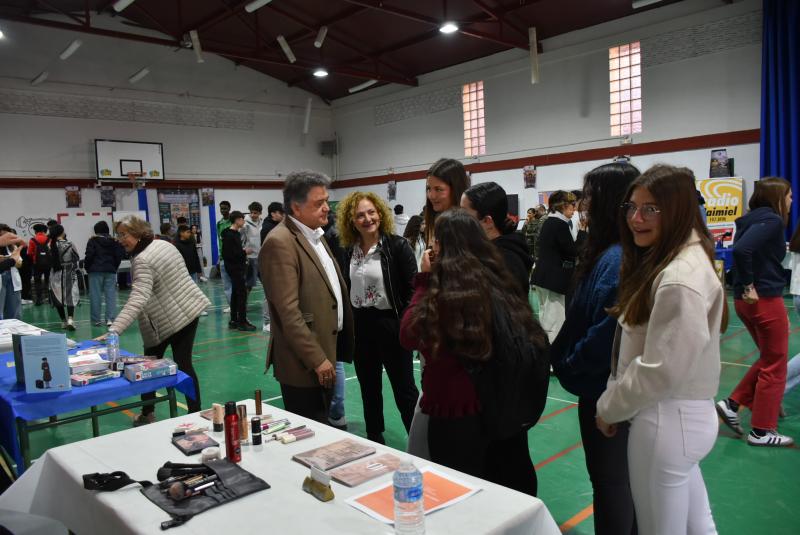 Sierra conversando con los alumnos y alumnas