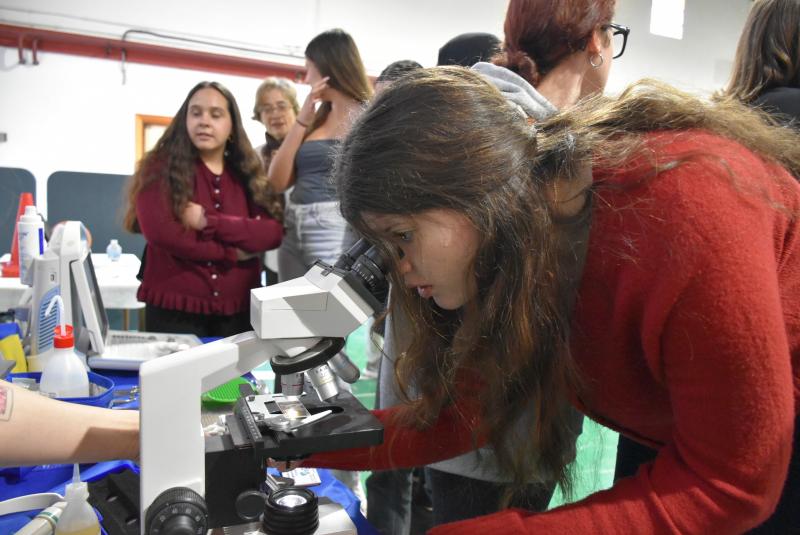 Alumna con microscopio