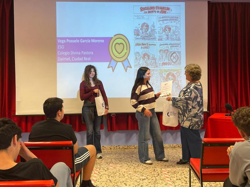Alumnas recibiendo premio