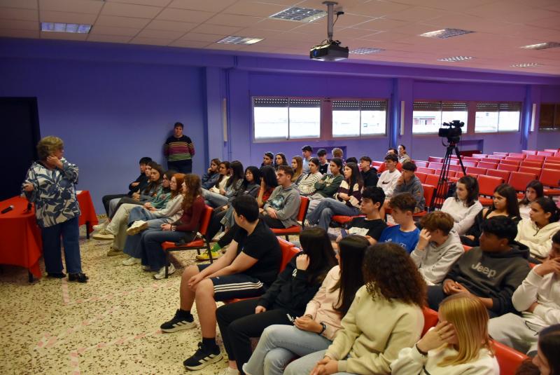 Gloria impartiendo la charla