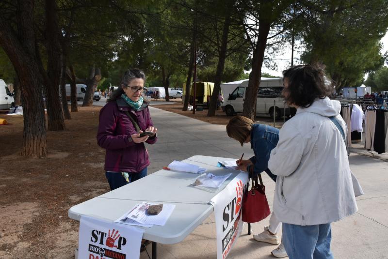 Plataforma Stop Biometano en el mercadillo municipal 