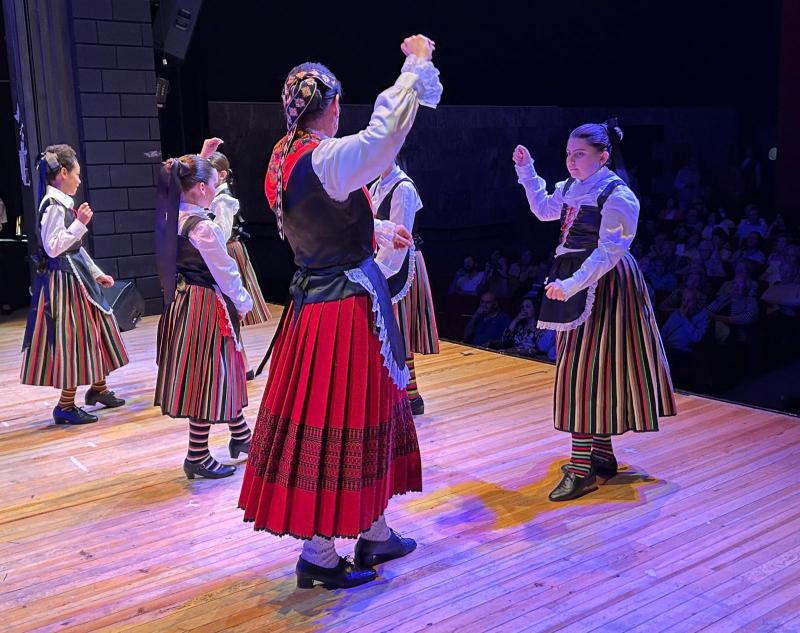 El grupo infantil de la Escuela sobre las tablas
