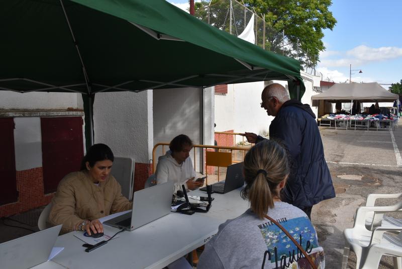 Técnicos atendiendo al público
