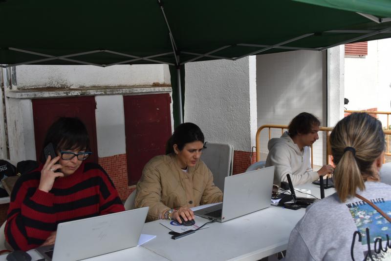 Técnicos atendiendo al público