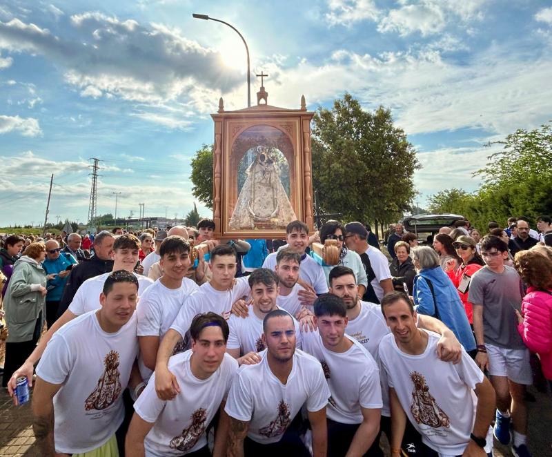 Algunos de los mozos portadores de la imagen