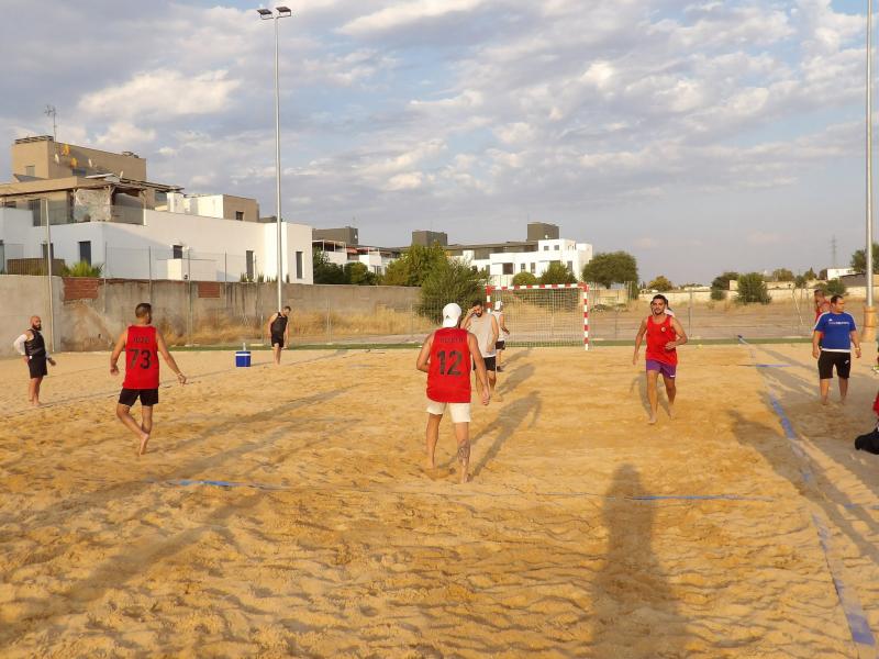 Partido de balonmano playa. Archivo