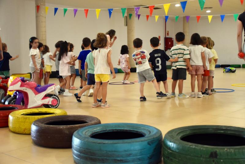 Niños y niñas durante una de las actividades