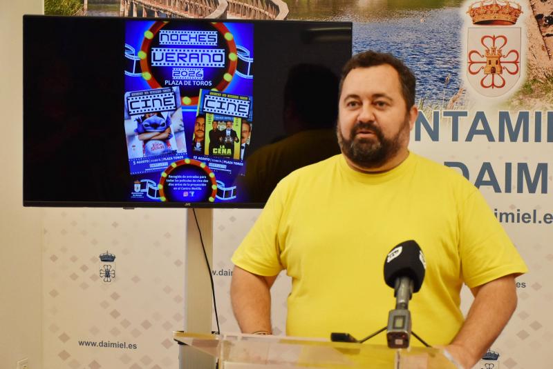 román ortega_concejal juventud_cine verano 