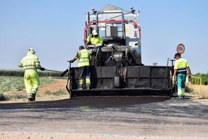 Operarios trabajando en el camino