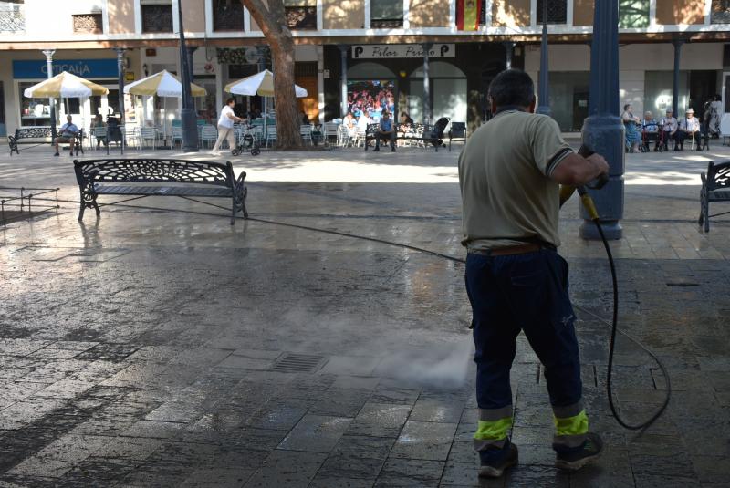 Tareas de limpieza en la plaza