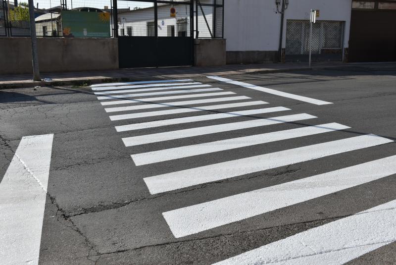 Paso de peatones recién pintado