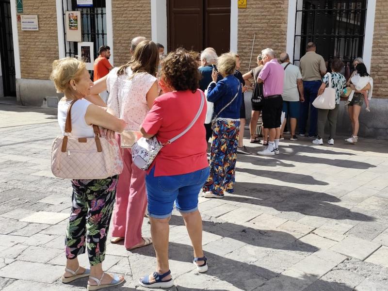 Fila de gente en la taquilla