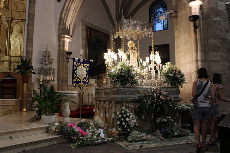 Ofrenda floral. Imagen de archivo