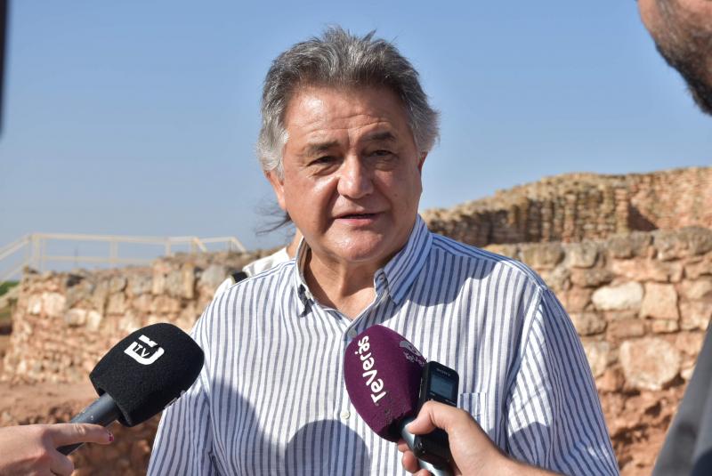 Sierra atendiendo a los medios
