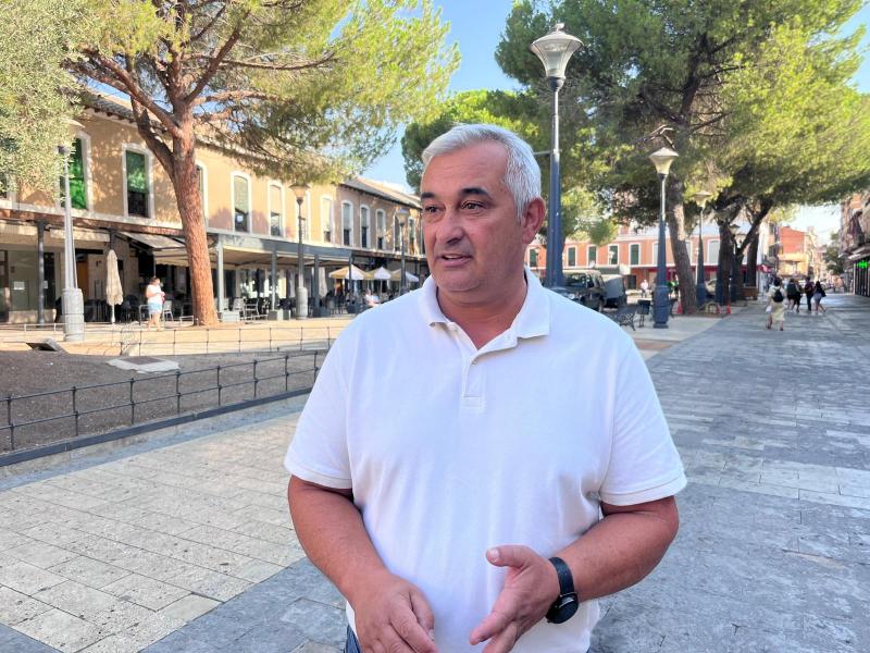 Villar atendiendo a los medios de comunicación