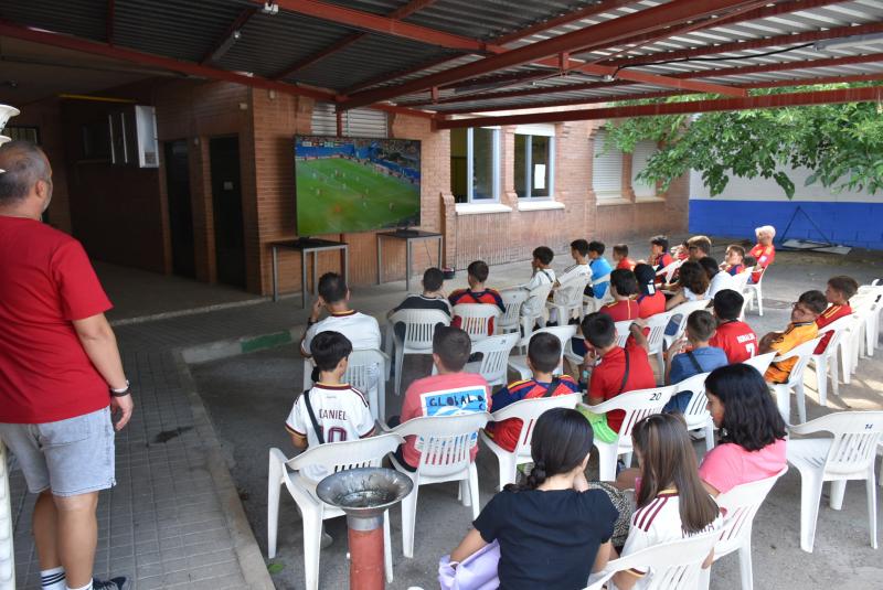 Viendo el partido en el Espacio Joven