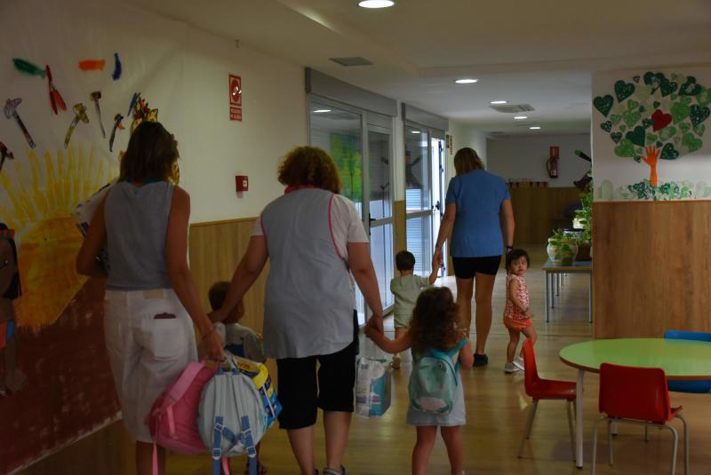 Alumnado de la Escuela Infantil entrando en el centro