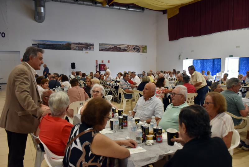 Sierra junto a los mayores asistentes a la comida