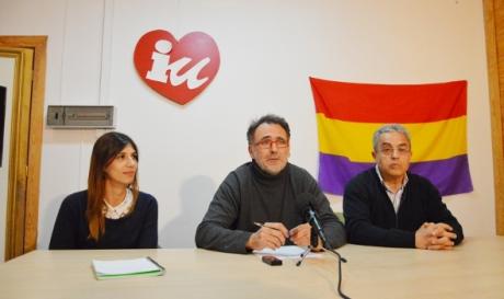 Ana Rodríguez, Galo Sánchez-Bermejo y Juan Julián Rodríguez de la Rubia, en la sede de IU