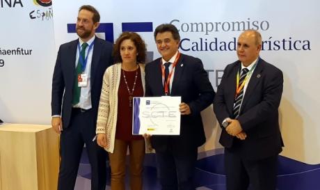 El alcalde, Leopoldo Sierra, recogió el diploma acreditativo en el stand de Turespaña