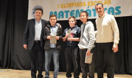 El alcalde y el jefe de estudios del instituto, con los tres ganadores