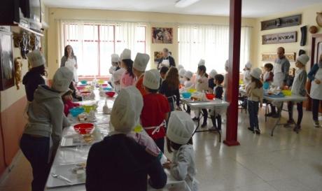 Taller de repostería infantil en la casa de hermandad de ----Los Coloraos----