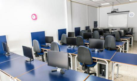 Una de las aulas de AKD