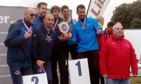 El equipo del Club Saturno, en el podio del Campeonato Regional Máster de Cross