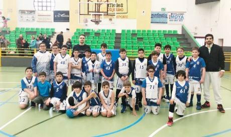 Niños y niñas participan en las escuelas municipales de baloncesto