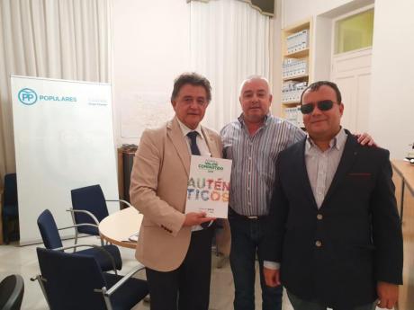 Alcalde y representantes de la organización