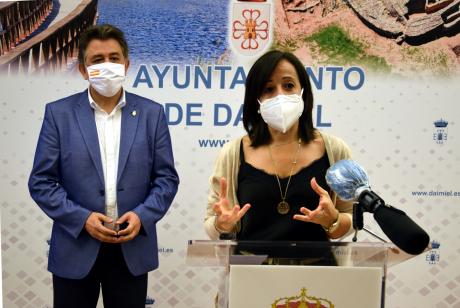 Alicia Loro, concejal Festejos y Leopoldo Sierra, alcalde Daimiel en la presentación