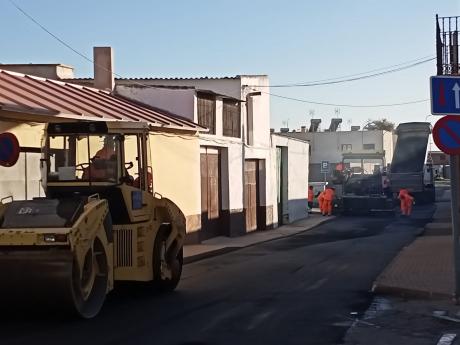 Trabajos de asfaltado en la calle Severo Ochoa
