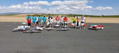 Participantes en la exhibición de aeromodelismo