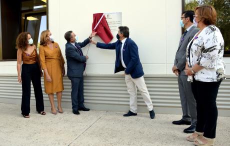 El presidente de Castilla-La Mancha, Emiliano García-Page y el alcalde de Daimiel, Leopoldo Sierra inaugurando la reforma del colegio San Isidro