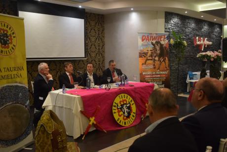 Mesa redonda de la Peña Taurina Daimieleña