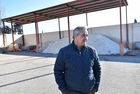 El concejal de Obras, Jesús Villar en el almacén municipal este miércoles.