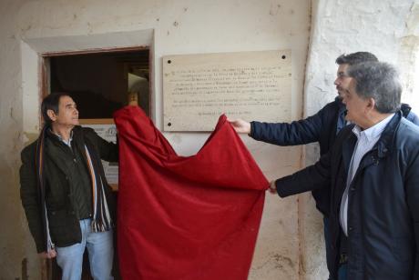 El alcalde, Leopoldo Sierra, el presidente de la asociación cultural Venta de Borondo y Patrimonio Manchego, David Cejudo y el antiguo propietario, Felipe López, descubren la placa conmemorativa