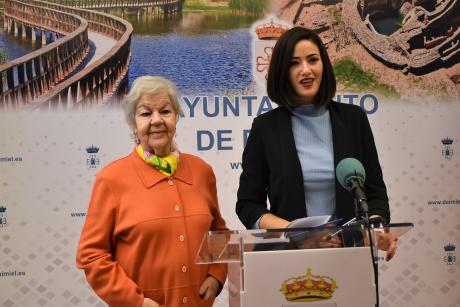 La concejala de Cultura, Lourdes Rodríguez de Guzmán junto a la autora Rosa Fernández-Espartero.